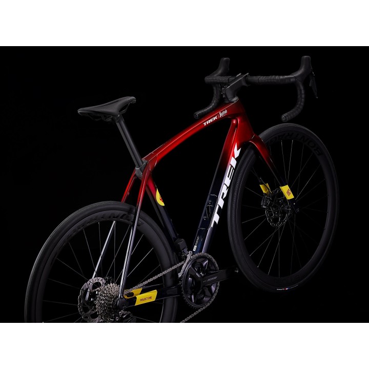 Bicicletta Trek Domane SLR 6 Gen 4 - Metallic Red Smoke To Blue Smoke ...